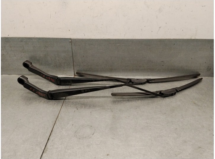 Replacement front right wiper arm for Land Rover Discovery Sport (L550) 2.0 D 4x4 OEM IAM reference FK7217527BA LR064