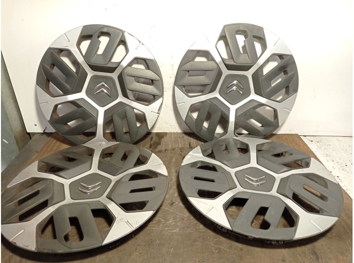 Replacement hubcap for Kia Sportage IV (QL, QLE) 1.6 CRDi OEM IAM reference 9834453780 R18