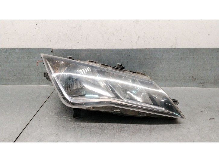 Replacement right headlight for Seat Leon ST (5F8) 2.0 TDI OEM IAM reference 5F1941006B 5F1941006B