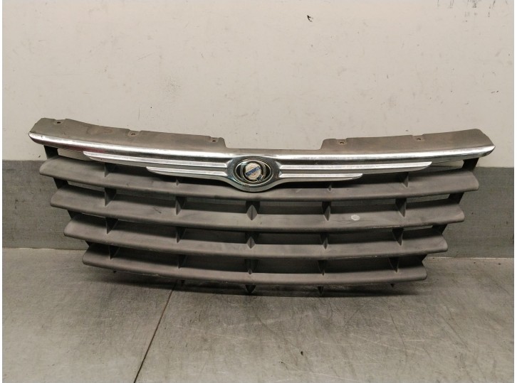 Replacement front grille for Chrysler Voyager IV (RG, RS) 2.5 CRD OEM IAM reference 04857960AA 4857958AA 