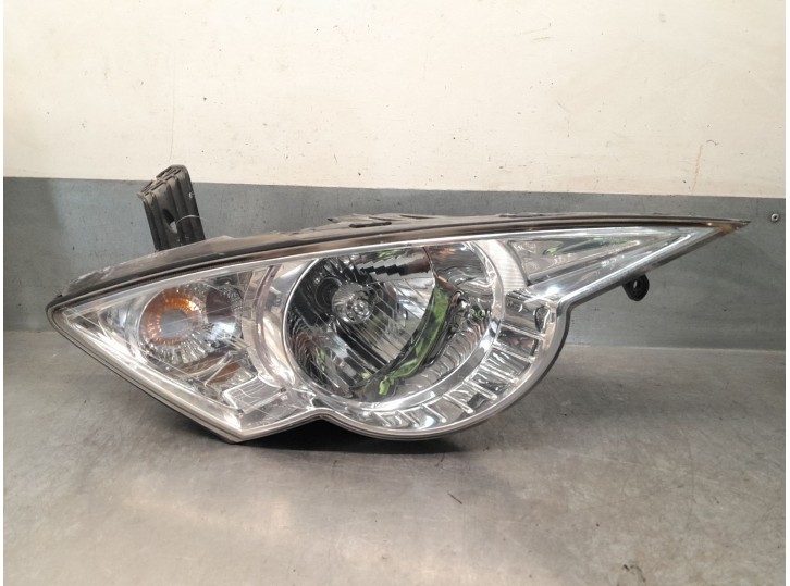 Recambio de faro derecho para ssangyong actyon i 2.0 xdi referencia OEM IAM 8310231303 8310231303 