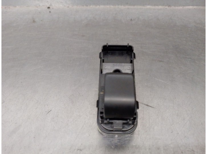 Recambio de mando elevalunas delantero derecho para mazda 3 (bm, bn) 2.2 d referencia OEM IAM KD3566370 KD3566370 