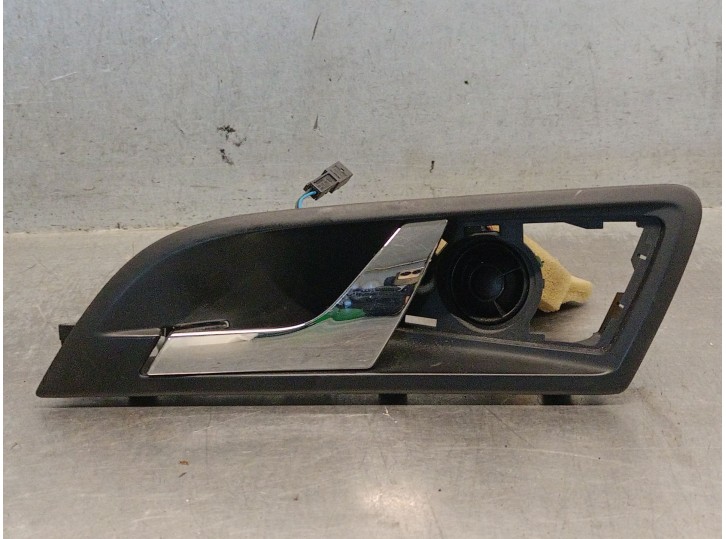 Replacement left front interior door handle for Skoda Superb II (3T4) 2.0 TDI OEM IAM reference 3T0837247 3T0837221 
