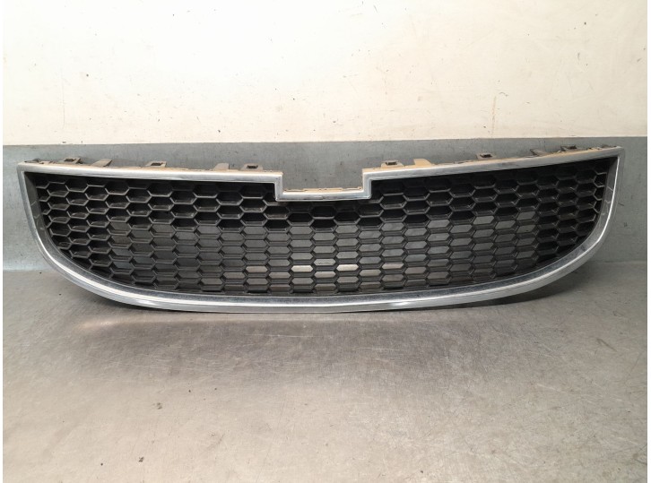 Recambio de rejilla delantera para chevrolet orlando (j309) 1.8 referencia OEM IAM 95032033 95032032 