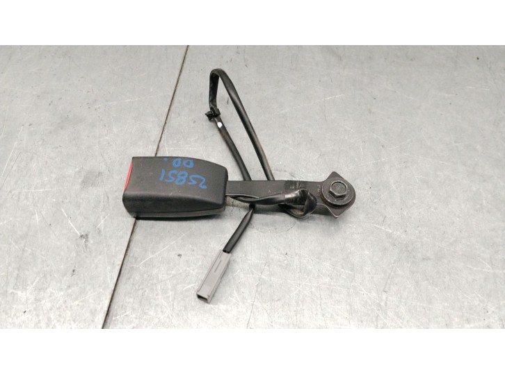 Recambio de enganche cinturon delantero derecho para mazda 5 (cw) 1.8 mzr referencia OEM IAM CC3357680A CC3357680A02 