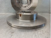 Replacement rear brake disc for mg zs hatchback 120 OEM IAM reference 6018073