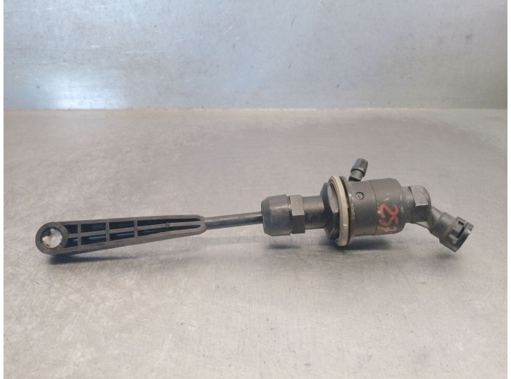 Second-hand clutch slave cylinder for Renault Master III van (FV) 2.3 DCI 135 FWD (FV0N, FV08) OEM IAM reference 306106218R