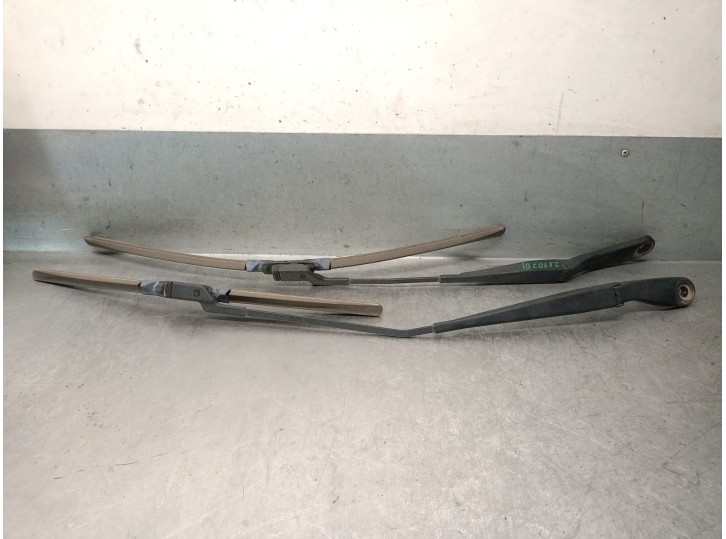 Replacement front right wiper arm for Volvo S40 II (544) 1.6 D OEM IAM reference 30698237 30698237