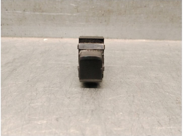 Replacement front right window switch for Hyundai ix20 (JC) 1.4 OEM IAM reference 935751H000 