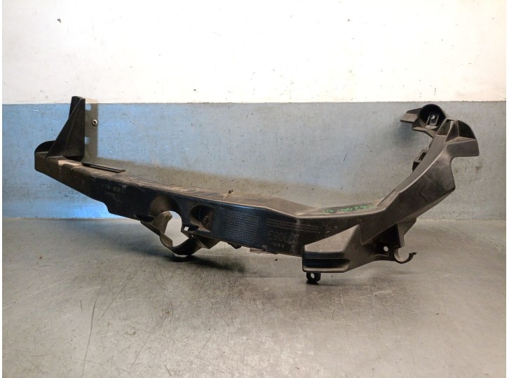 Replacement left headlight bracket for BMW 3 (E90) 320 d OEM IAM reference 51647138401 51647120823