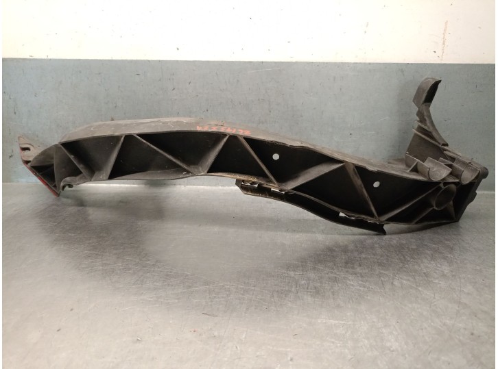 Replacement left headlight bracket for BMW 1 (E81) 118 I OEM IAM reference 51647120823 51647120824