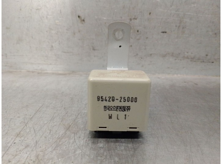 Replacement relay for Hyundai Accent II (LC) 1.5 CRDi OEM IAM reference 9542025000