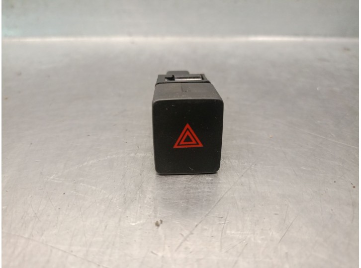 Replacement hazard warning switch for Nissan Note (E12) 1.5 DCI OEM IAM reference 252903VH0A 252903VH0A