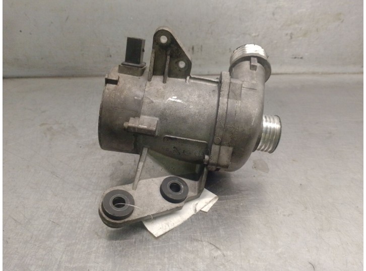 Replacement water pump for BMW 1 (E81) 118 i OEM IAM reference 11517586928 11517586929 