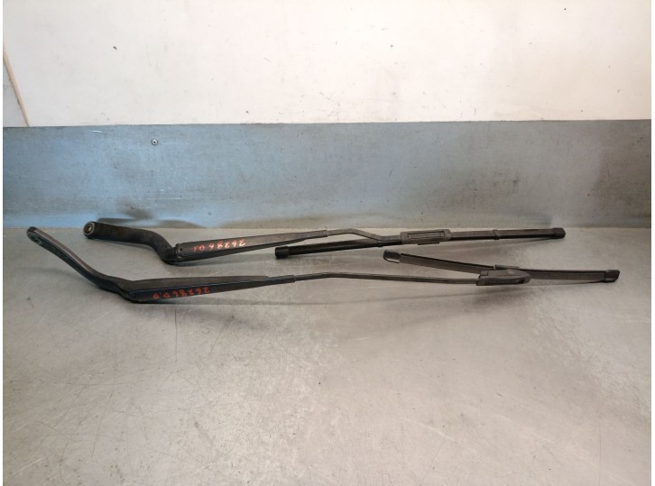 Replacement front right wiper arm for Renault Twingo III (BCM_, BCA_) 0.9 TCE 90 OEM IAM reference 288866123R