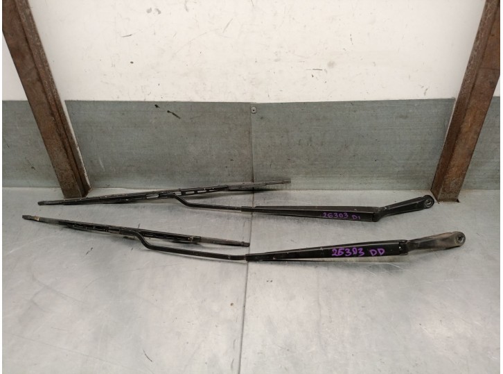 Replacement front right wiper arm for Ford Focus I (DAW, DBW) 1.8 TDCi OEM IAM reference XS4117526BC 1064742 