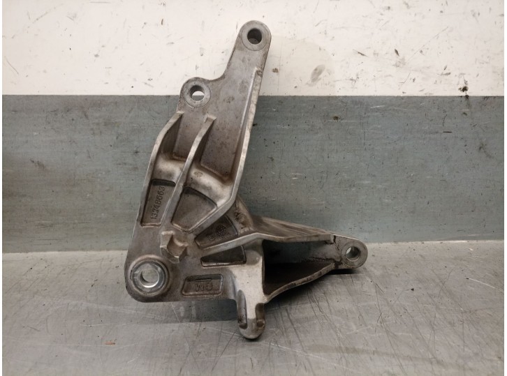 Replacement engine mount for Opel Astra J (P10) 1.6 (68) OEM IAM reference 13248663 684253
