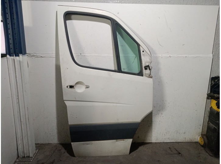 Replacement right front door for Volkswagen Crafter 30-50 van (2E_) 2.5 TDI OEM IAM reference 2E0831052 2E083105