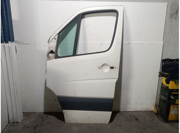 Replacement left front door for Volkswagen Crafter 30-50 van (2E_) 2.5 TDI OEM IAM reference 2E0831051 2E0831