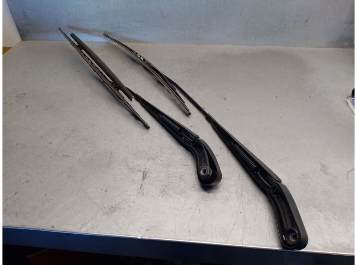 Replacement front right wiper arm for Volvo S80 I (184) 2.4 OEM IAM reference 9484617 9484617 