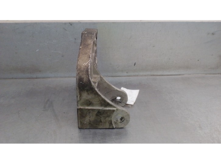 Replacement engine mount for Kia Carnival II (GQ) 2.9 CRDi, OEM/IAM reference 0K55639010A 0K55639010A