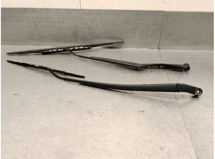 Replacement right front wiper arm for Toyota RAV4 III (_a3_) 2.0 4WD (aca30_), OEM/IAM reference 8521142130 852114213