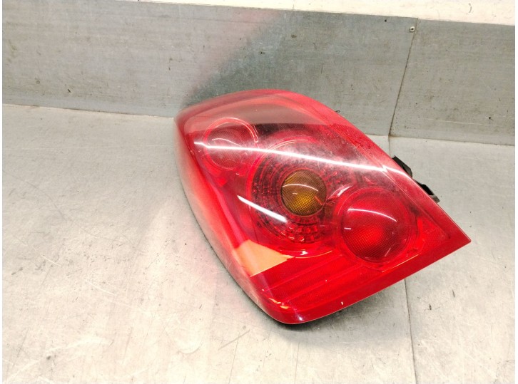 Replacement left rear tail light for Nissan Primera Hatchback (P12) 1.6. OEM/IAM references: 26555AU210 26555AU210