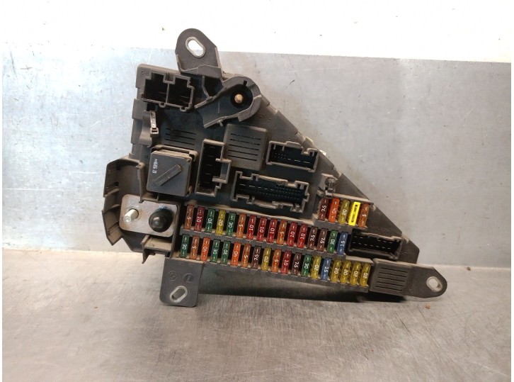 Recambio de caja reles / fusibles para bmw 5 (e60) 520 d referencia OEM IAM 690661804 