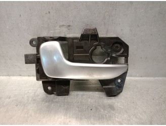 Replacement left front interior door handle for a Kia Carens IV 1.7 CRDi, OEM IAM references 82613RP000 82610A4110CRP