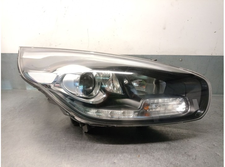 Replacement right headlight for Kia Carens IV 1.7 CRDi. OEM/IAM reference: 92102A4180 92102A4180