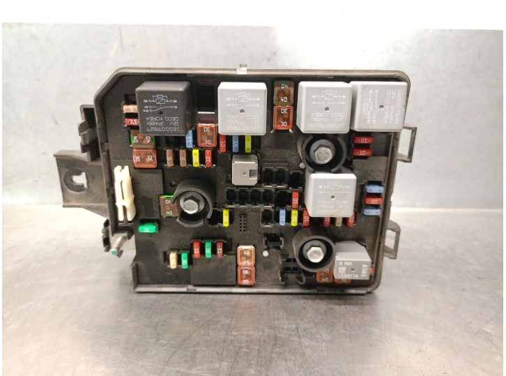 Replacement relay / fuse box for Opel Corsa E (X15) 1.3 CDTI (08, 68), OEM IAM reference 13430533AA