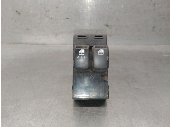 Replacement front left power window switch for Hyundai Getz (TB) 1.1, OEM/IAM reference 935701C010 935701C010