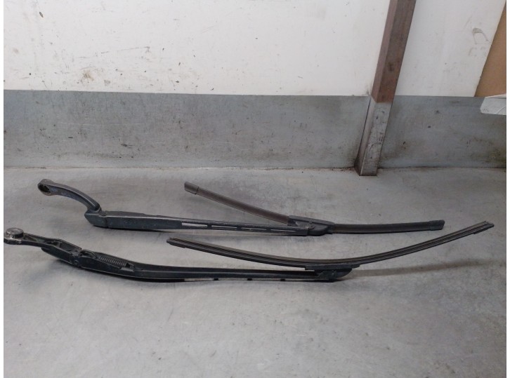 Replacement right front wiper arm for Audi A4 B6 Avant (8E5) 2.5 TDI, OEM IAM reference 8E1955408C 8E1955408C