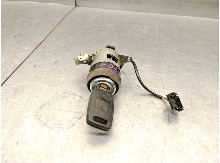 Replacement rear hatch lock cylinder for Audi A6 C4 (4A2) 2.5 TDI, OEM/IAM references 4A9862055B 4A9862055B