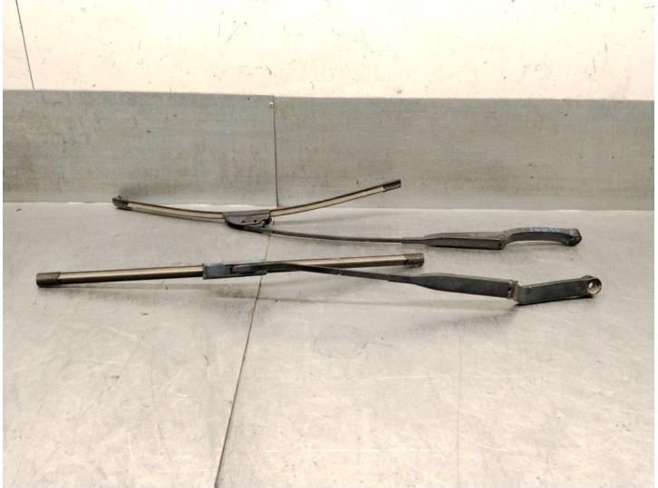 Replacement right front wiper arm for Audi A6 C4 (4A2) 2.5 TDI, OEM IAM reference 4A1955408A 4A1955408A