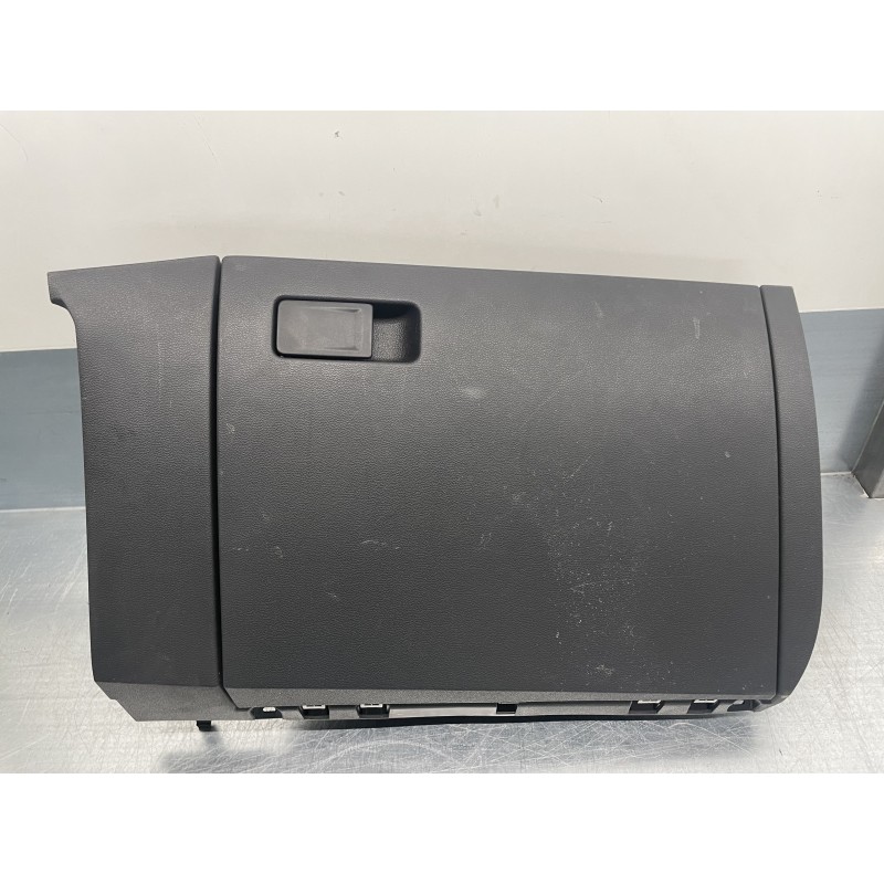 Recambio de guantera para volkswagen polo beats referencia OEM IAM 2Q0816679 2G1857101 NEGRA