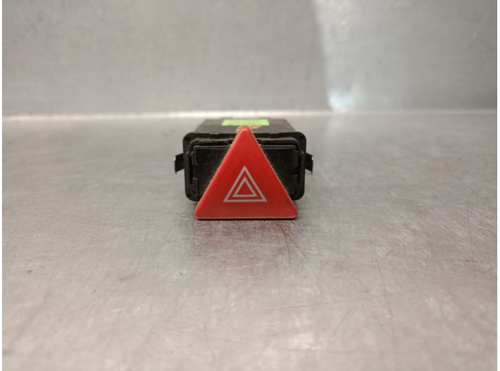 Replacement hazard light switch for Audi A3 (8L1) 1.9 TDI. OEM/IAM reference: 8L0941509H 8L0941509