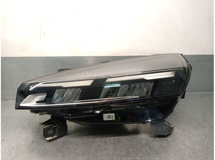 Left headlight replacement part for Renault Clio V (B7_) 1.6 E-Tech 140 (B7MU), OEM/IAM reference 260600149R 01082599900010