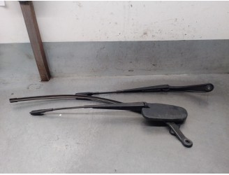 Replacement right front wiper arm for Mercedes-Benz A-Class (W176) A 45 AMG 4MATIC (176.052), OEM IAM reference A1768
