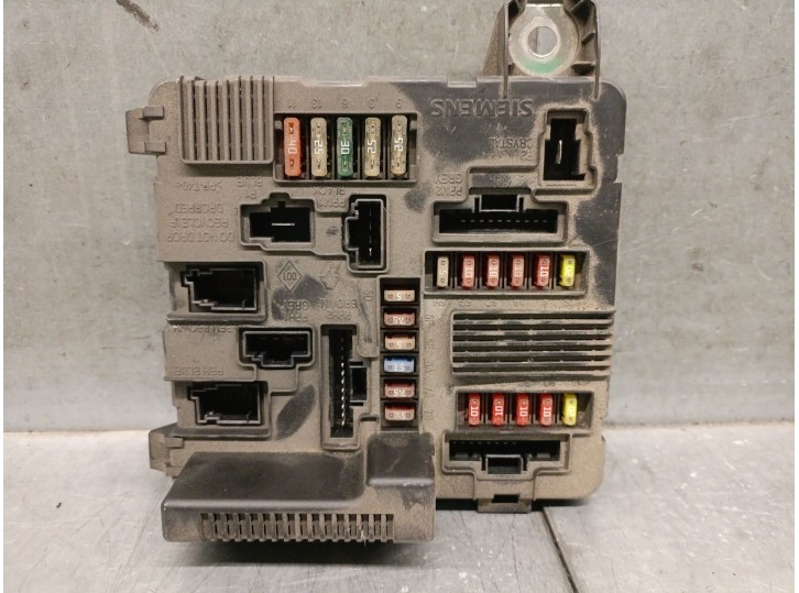 Relay / fuse box for Renault Megane II (BM0/1_, CM0/1_) 1.9 dCi (BM0G, CM0G), OEM/IAM reference 8200306033A 82