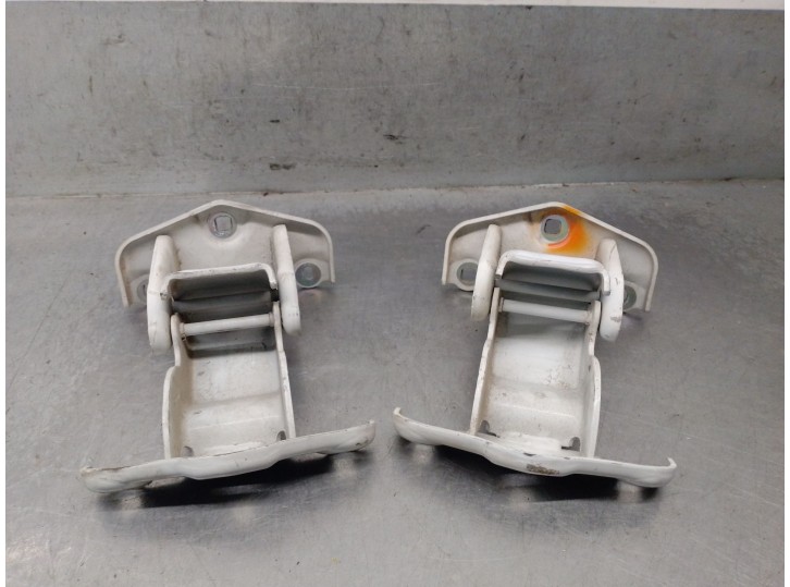 Replacement rear door hinge for Nissan Primastar van (X83) 2.0 dCi 115. OEM/IAM references: 9042100QAC 9042100QAC