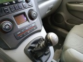2007 Kia Carens III minivan (UN)