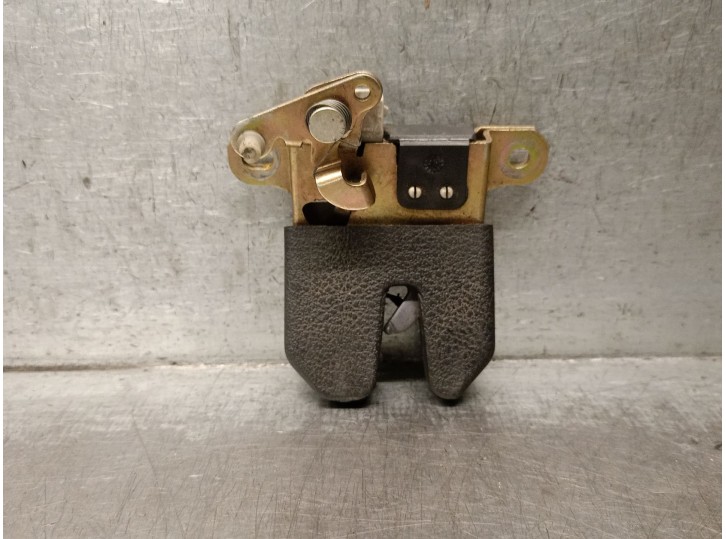 Replacement trunk / tailgate latch for Volkswagen Passat B5.5 (3B3) 1.9 TDI, OEM IAM reference 3B5827505M 3B5827505M