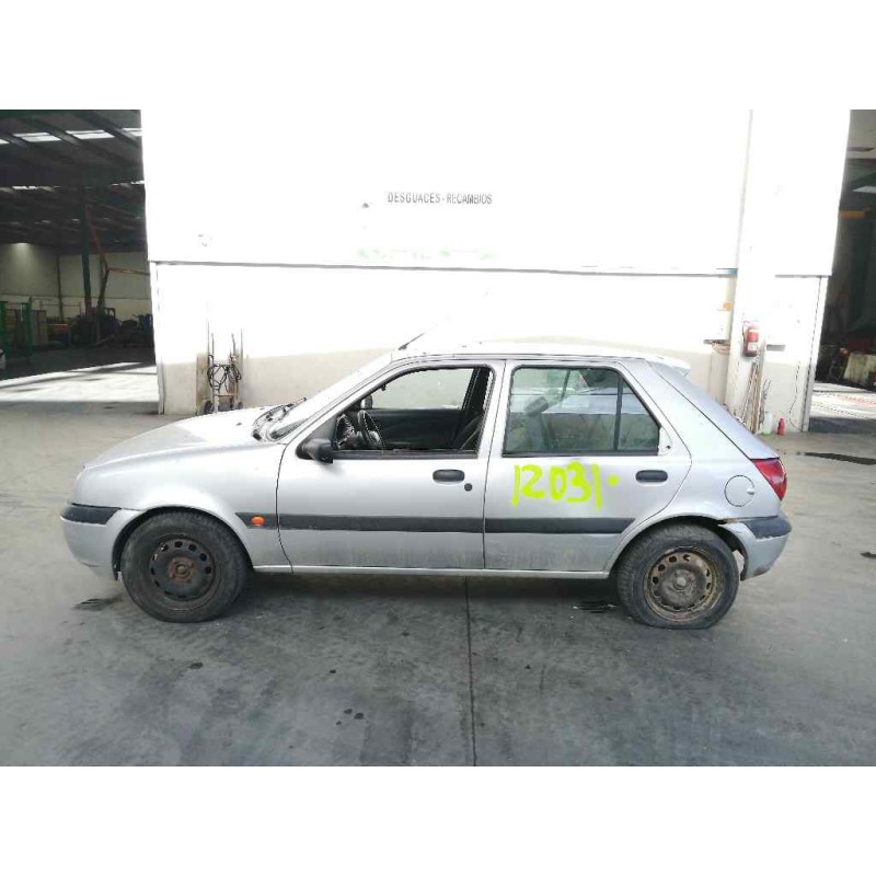 ford fiesta berlina del año 2001