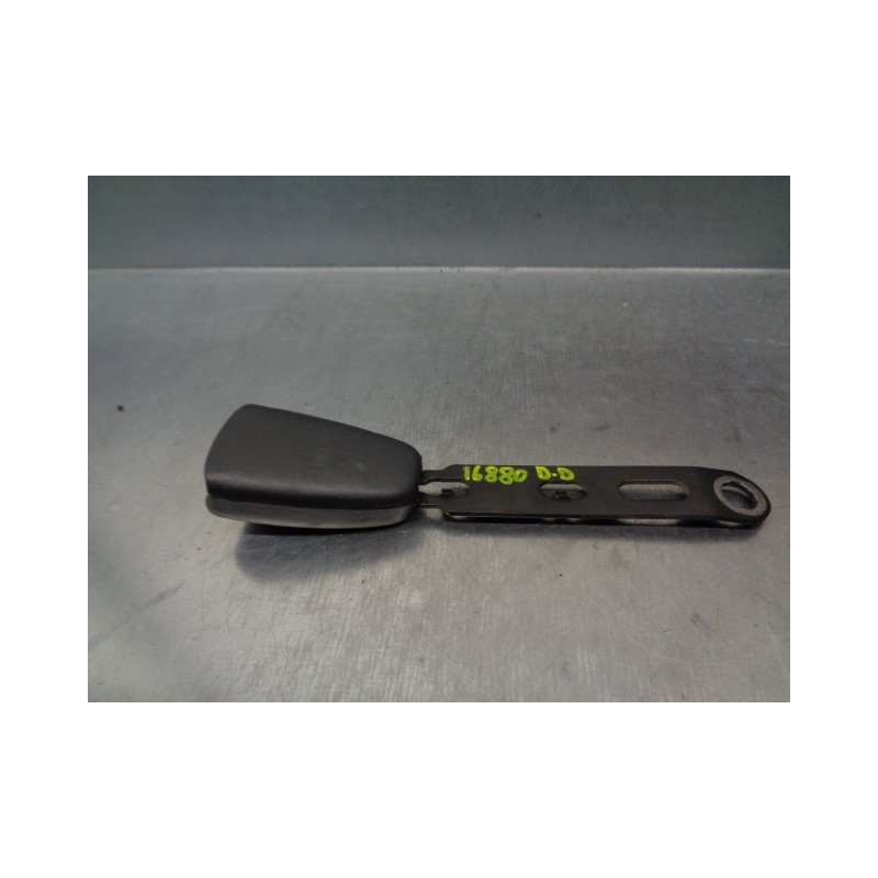 Recambio de enganche cinturon para volvo v70 familiar 2.5 turbodiesel referencia OEM IAM 9167652 DEL DER.