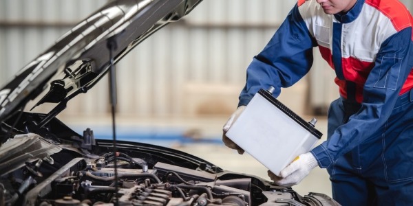 ¿Cómo cambiar la batería del coche? ¡Te explicamos los pasos a seguir!