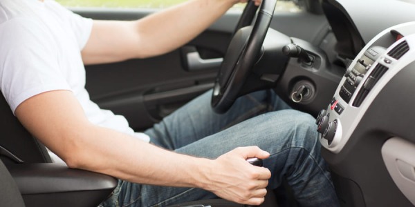 Frenar con el motor: ¿desgasta el coche o lo protege?