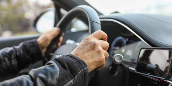 Por qué el volante de un coche se pone duro